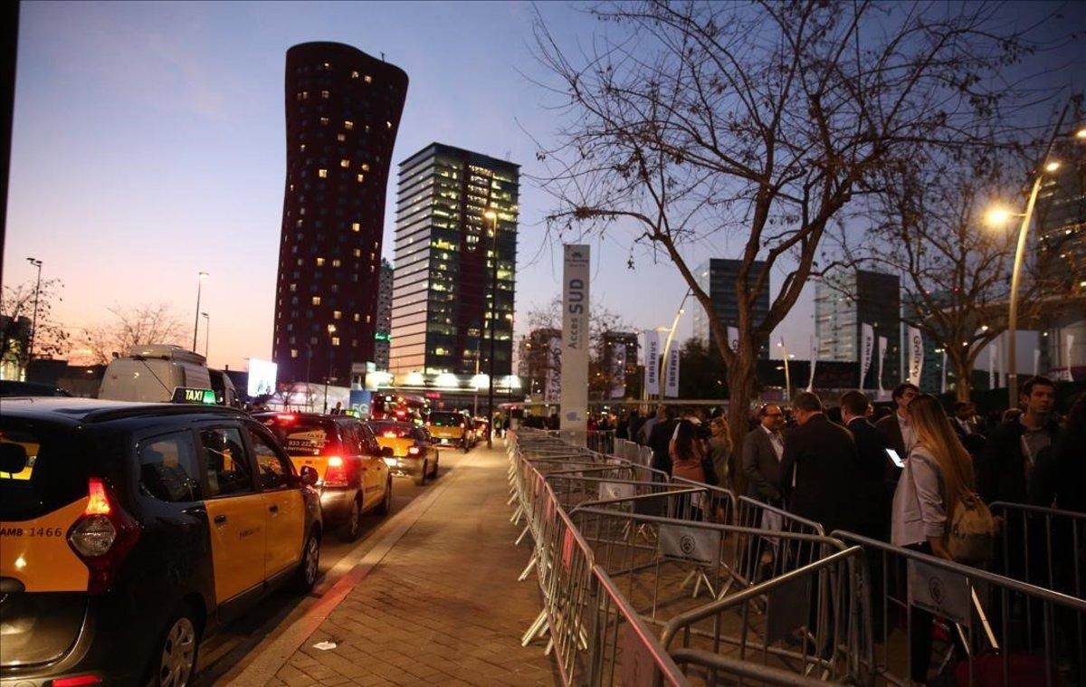 Colas para coger taxi en el exterior del recinto ferial del Mobile World Congress.