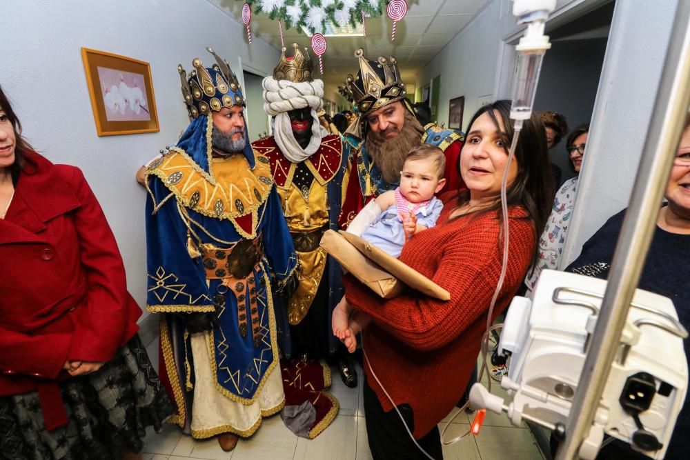 Los Reyes Magos visitan a niños y mayores