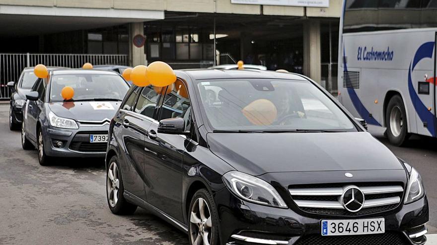 Profesores del San Ignacio, en Oviedo, protestando en coche.