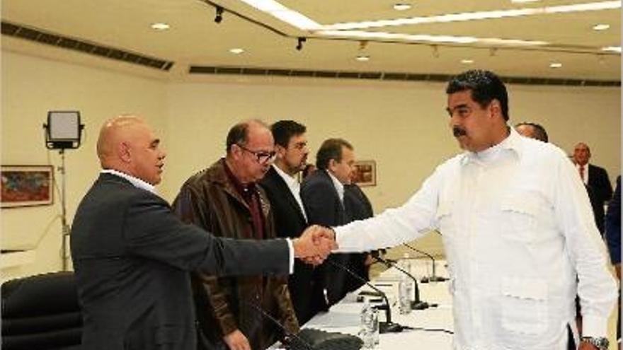 Maduro i l&#039;oposició comencen un procés de diàleg