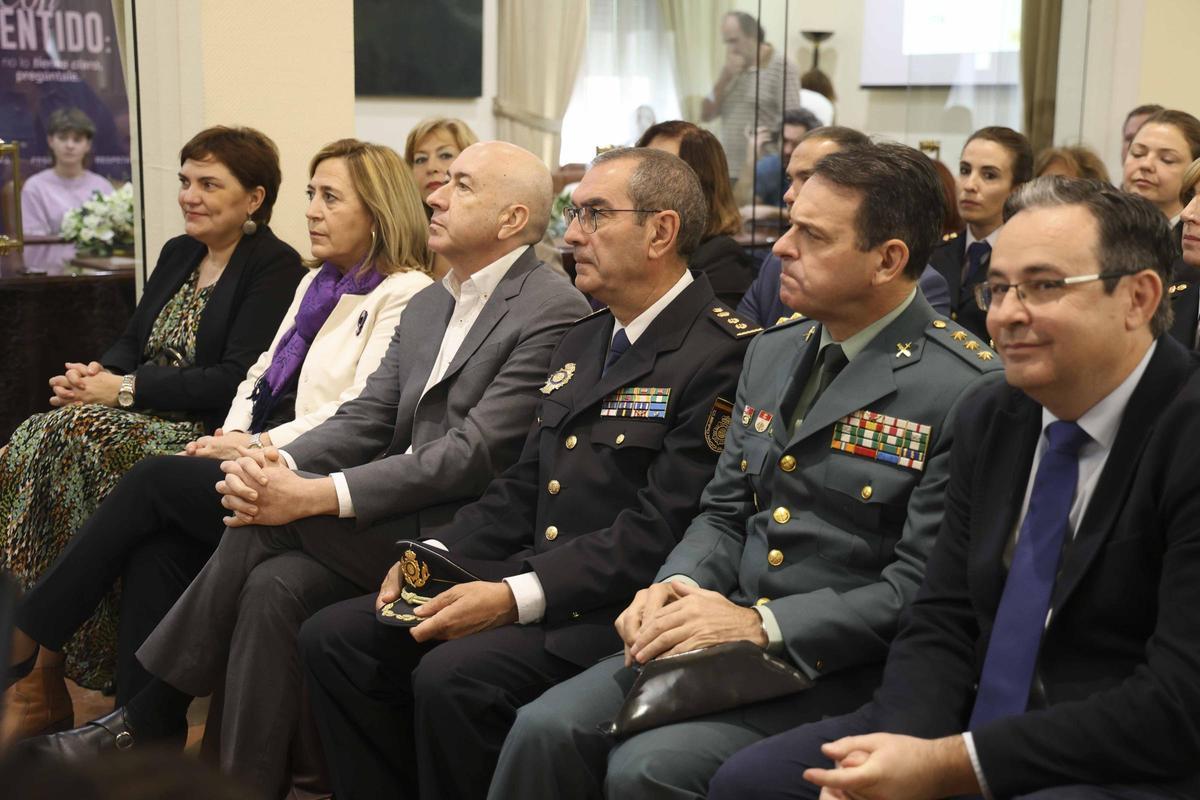 "Una puerta violeta" en la Subdelegación del Gobierno en Alicante por el 25N