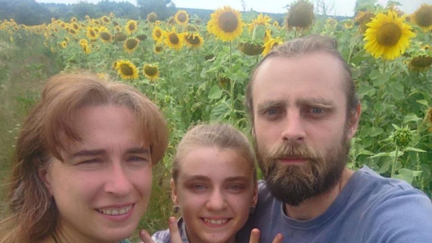 Myroslava Tatarchuk con su hija y su marido en Ucrania