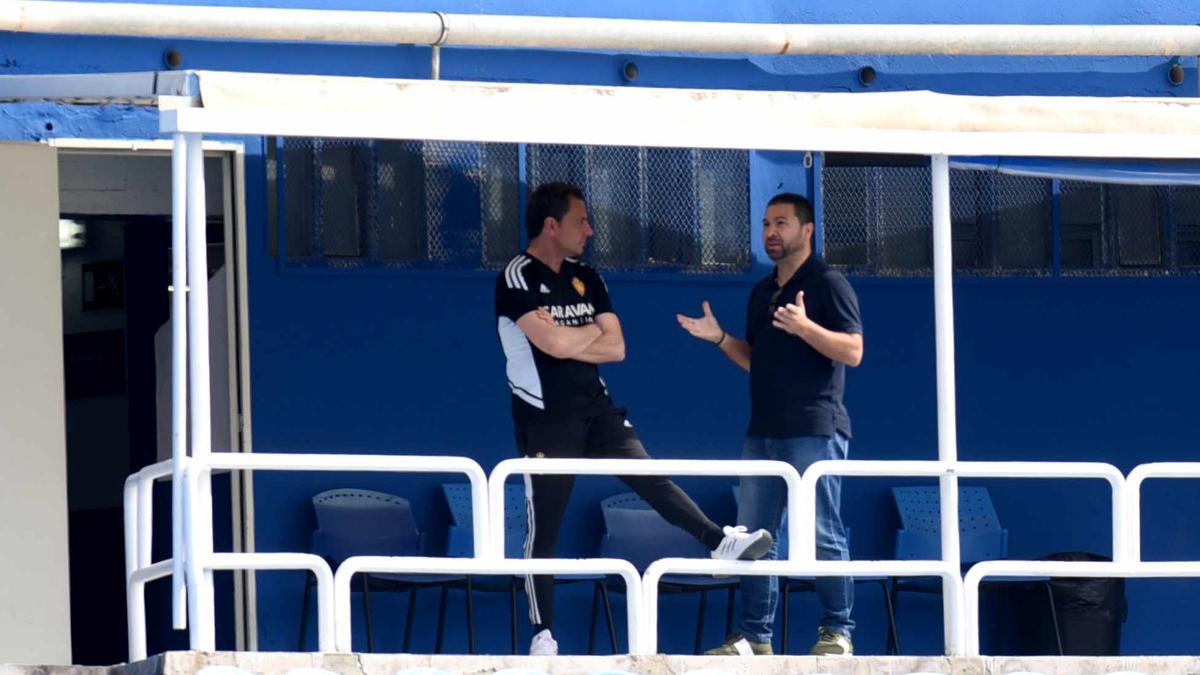 El director deportivo del Zaragoza, Juan Carlos Cordero, junto al doctor del club, Ireneo de los Mártires.