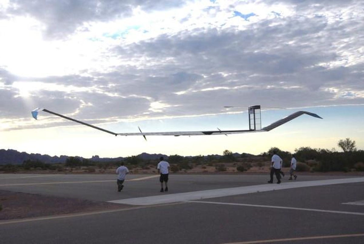 Un grup de tècnics supervisen l’avió no tripulat Zephyr, avui a Arizona (EUA).