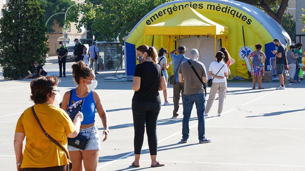 Cola para hacerse la PCR ante una carpa sanitaria instalada en Sabadell, el pasado 6 de agosto.