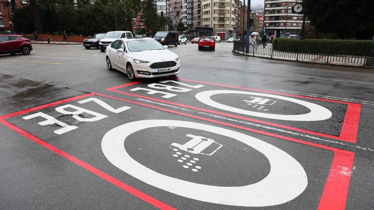 Las señales pintadas de la Zona de Bajas Emisiones en la avenida de Galicia.