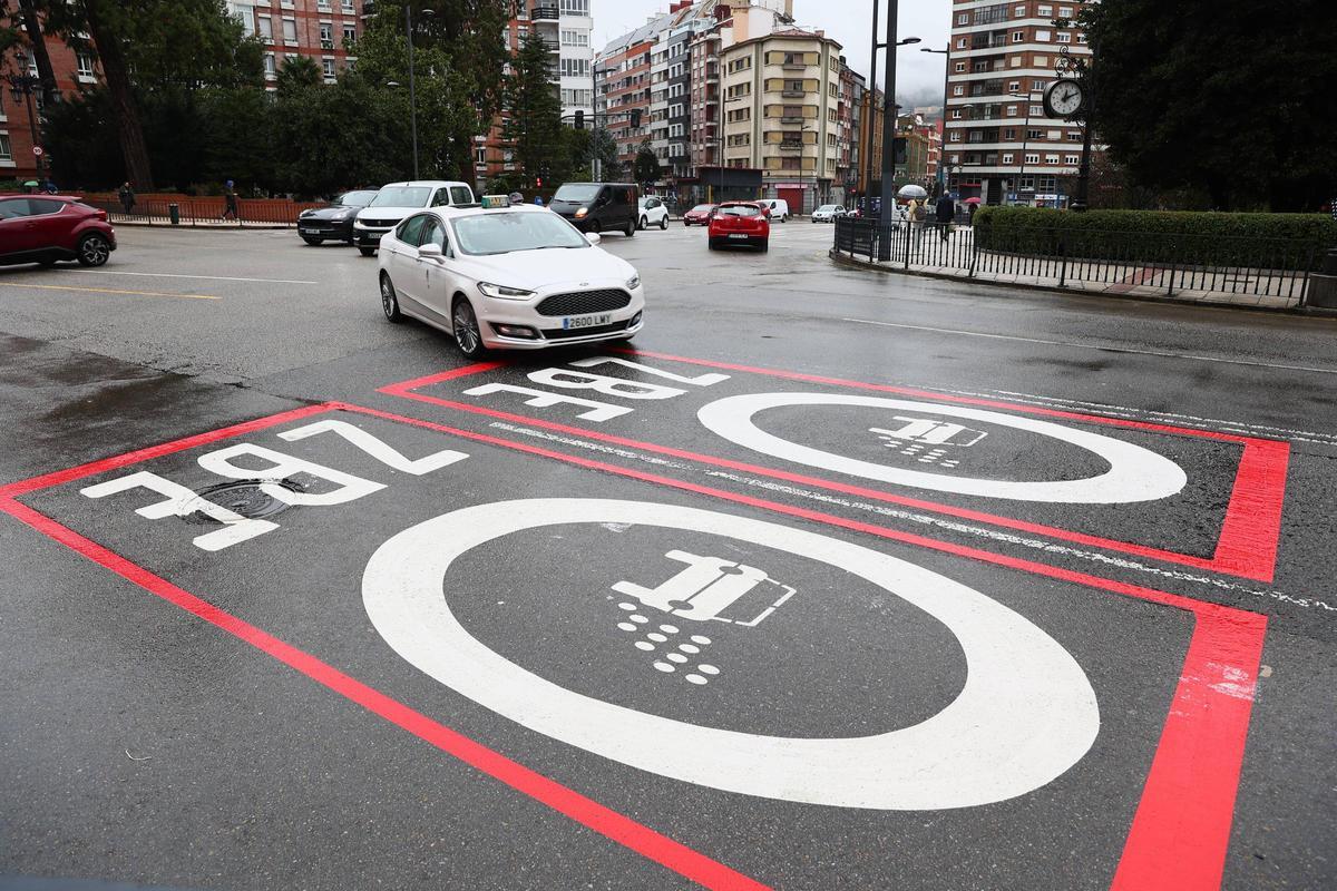 Las señales pintadas de la Zona de Bajas Emisiones en la avenida de Galicia.