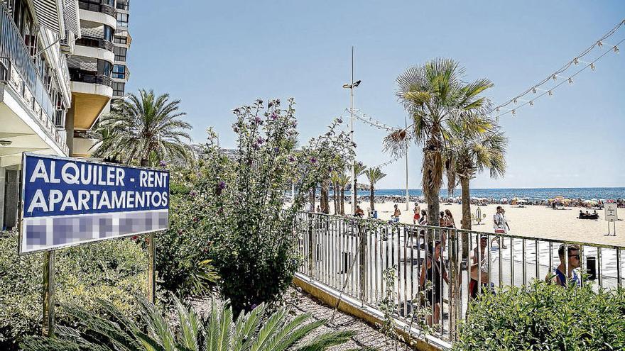Anuncio sobre un alquiler en primera línea de la playa de Levante, la más turística de la capital de la Costa Blanca.