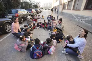 L’escola Àgora de Girona clama per tallar el tram de carrer de davant el centre