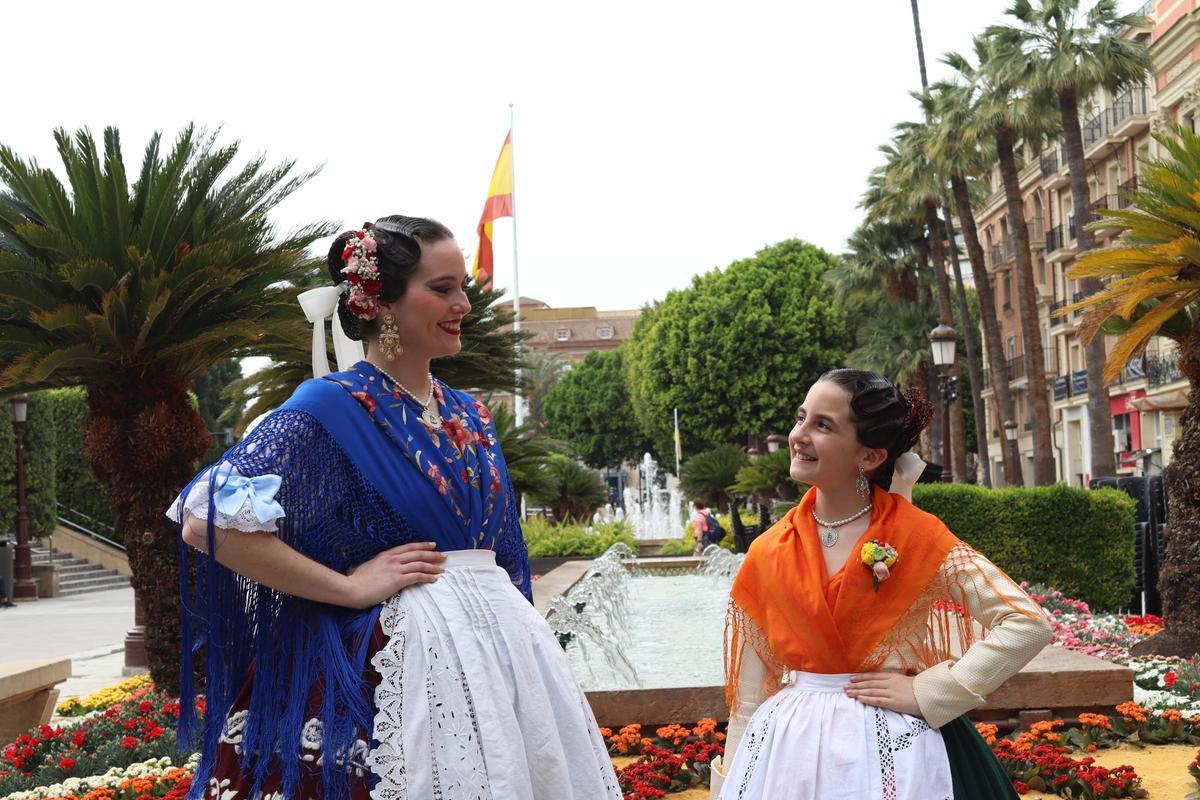 Las Reinas de la Huerta de Murcia Isabel Mª García Ortiz, de la peña El Mortero, y Alexia Montemayor, de Las Tenajas, este miércoles en la Glorieta.