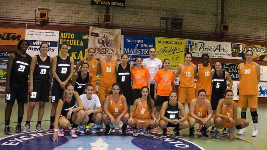 Los equipos posan tras el encuentro disputado ayer en Benavente.