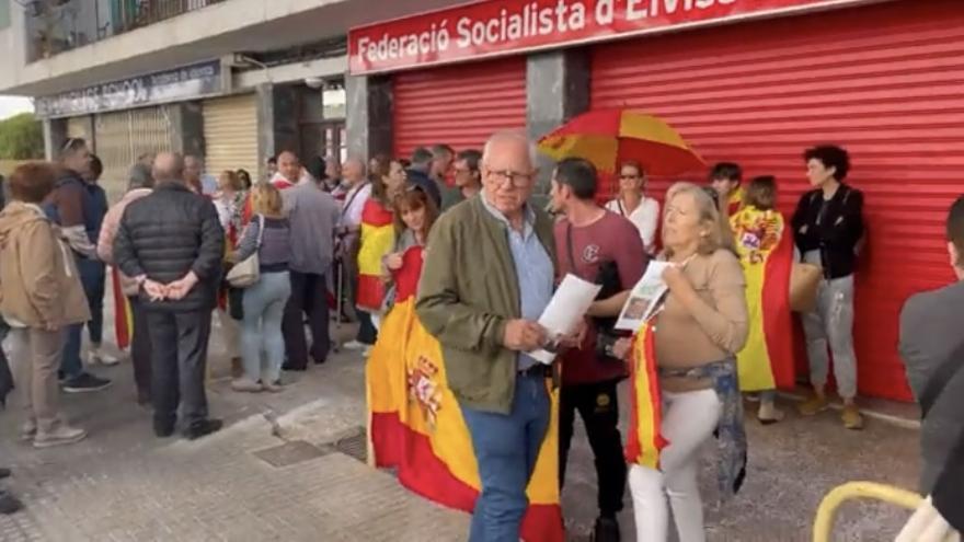 300 personas se concentran delante de la sede del PSOE en Ibiza