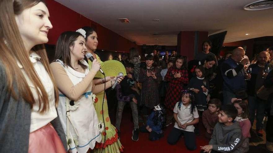 Por la izquierda, Sara Vega, Elena Álvarez y Paula Díaz, integrantes del grupo &quot;Jarra y Pedal&quot; y próximamente Reyes del Goxu y la Faba, ayer, en el encuentro de las peñas del Antroxu.