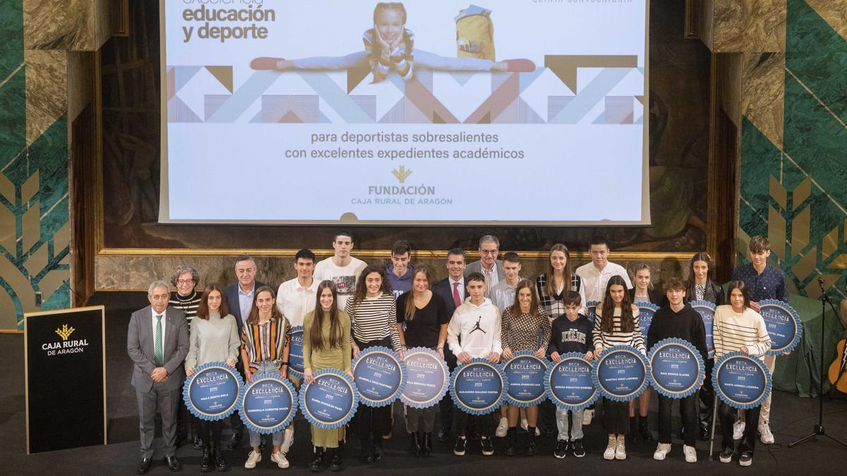 Fotografía de familia de la gala de entrega de la Beca Excelencia de Caja Rural Aragón, en la sede de la entidad bancaria.