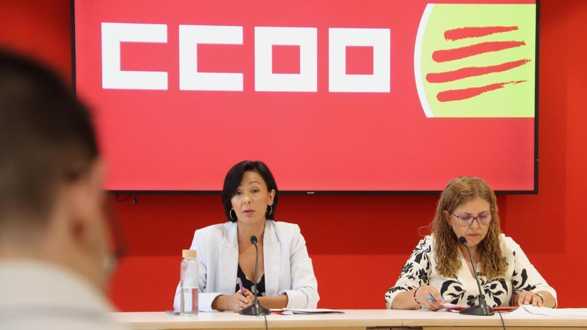 La secretària general de CCOO de Catalunya, Belén López, i la secretària de Treball i Economia de CCOO de Catalunya, Saida Ehliluch, durant la roda de premsa d'aquest dimecres
