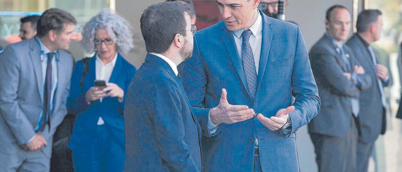 Aragonès i Sánchez parlen a Barcelona abans d’un acte celebrat el 6 de maig. | JOAN CORTADELLAS