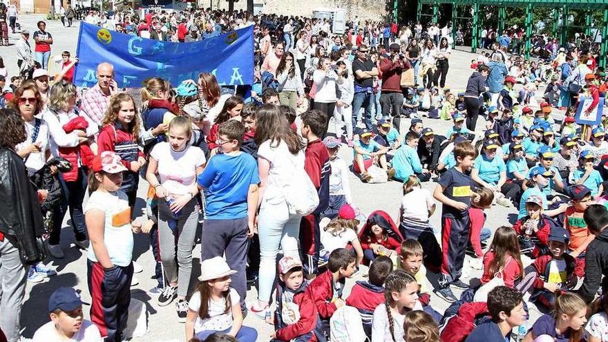 Alumnos participantes no Correlingua, onte, na Praza da Feira da Estrada. // Bernabé/J.Carlos Asorey