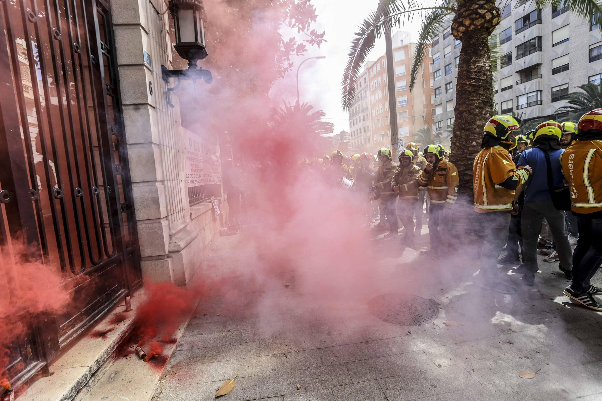 Protesta de los bomberos frente a la Diputación de Alicante