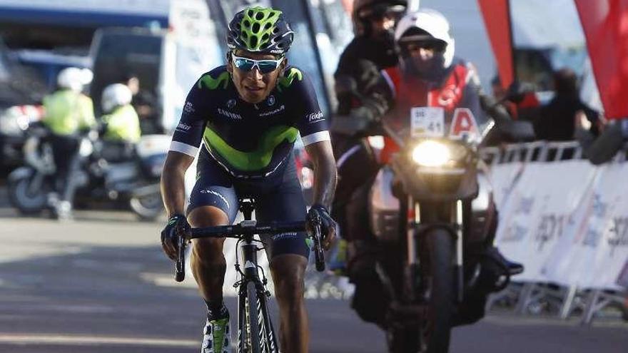 Nairo Quintana entra en línea de meta.