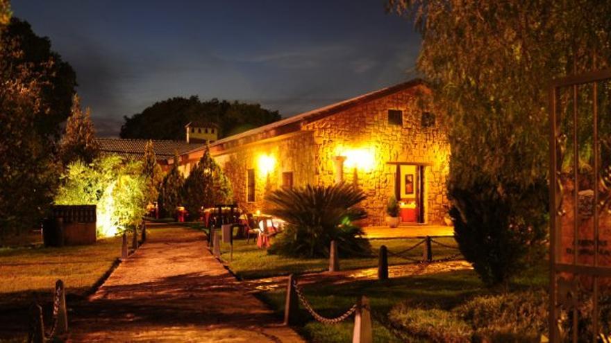 Vista nocturna del Restaurante Cuevas Romanas.