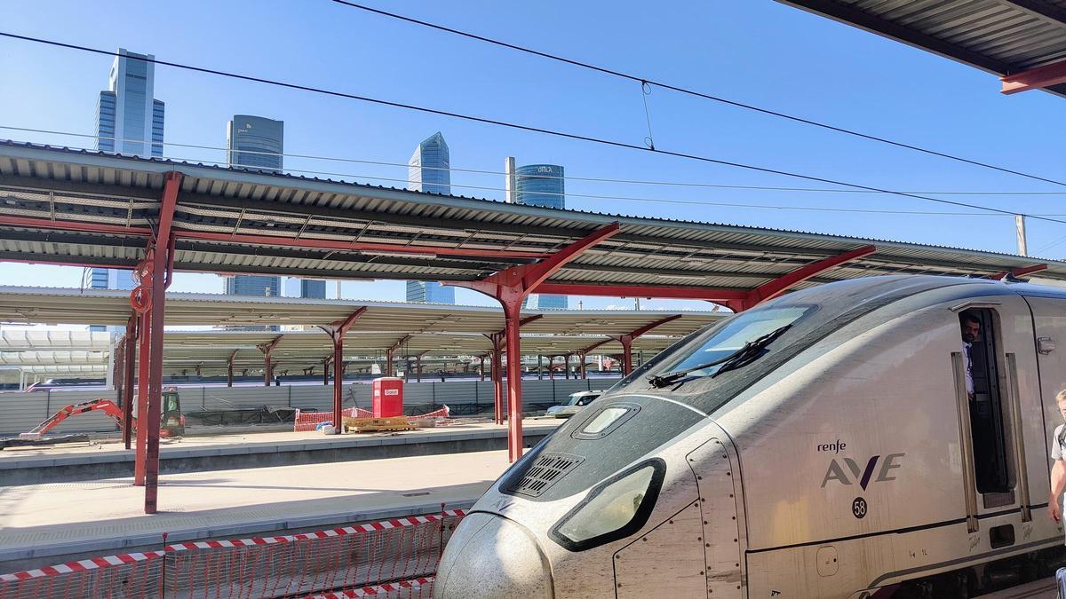 Tren AVE 4254 de Renfe entre Vigo y Madrid en la estación de Chamartín en una imagen de archivo