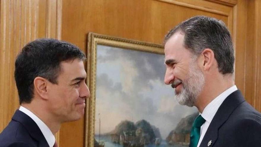 Apretón de manos entre Pedro Sánchez y Felipe VI después de que el nuevo presidente prometiera su cargo. // Efe