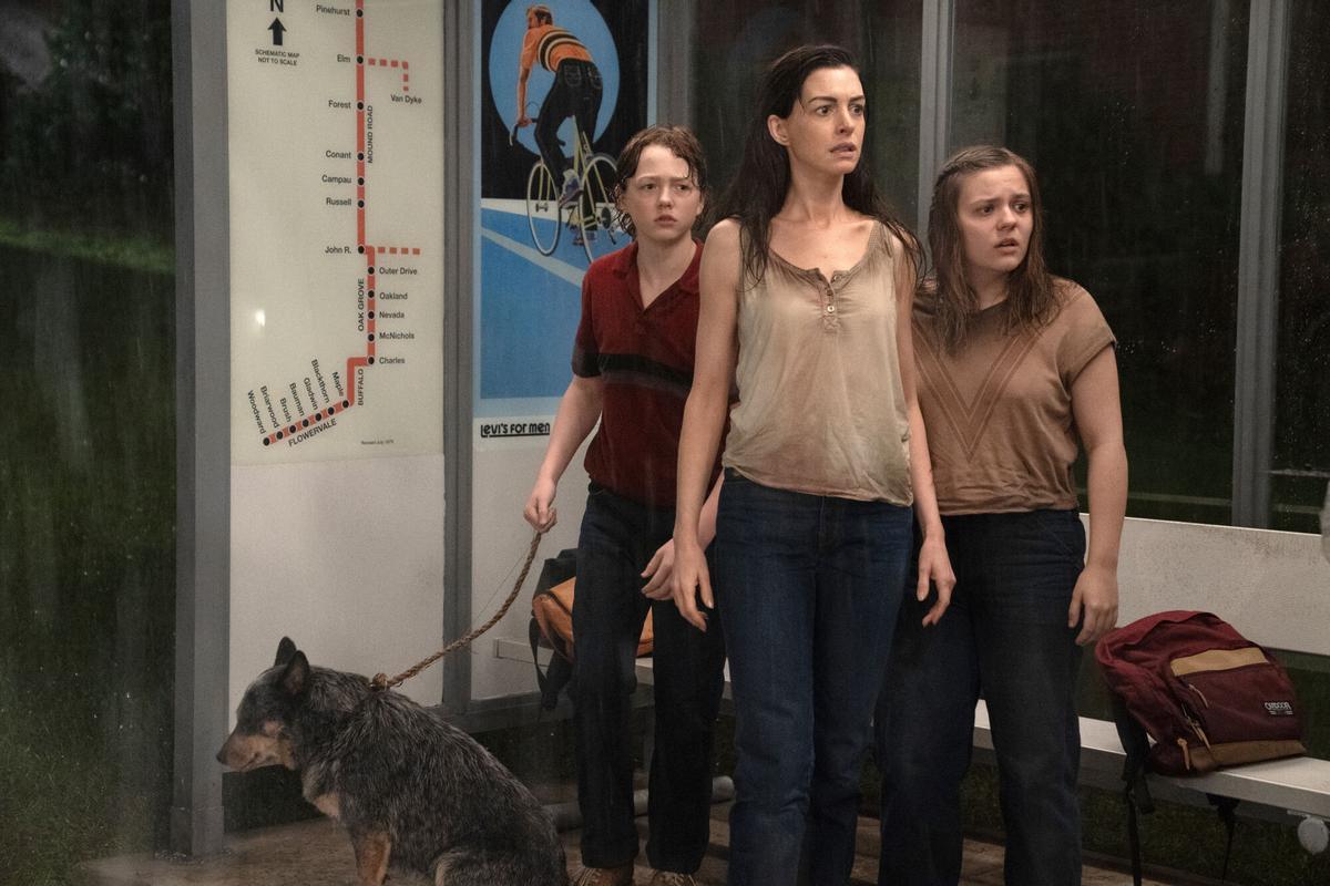 USA2729. LOS ÁNGELES (CA, EEUU), 12/08/2026.- Fotograma cedido por Warner Bros. Pictures donde aparecen de izquierda a derecha Christian Convery como Brian Platt, Anne Hathaway como Denise Platt y Maisy Stella como Audrey Platt, durante una escena de la película 'The End of Oak Street' que llega a las salas de cines este viernes. Para J.J. Abrams, habituado a las grandes franquicias de Hollywood, la rareza de 'The End of Oak Street' fue precisamente su mayor atractivo: una película original y ambiciosa con momentos de total absurdo, que pone a una familia en el centro de una aventura con dinosaurios. EFE/Daniel McFadden/Warner Bros. Pictures /SOLO USO EDITORIAL /NO VENTAS /SOLO DISPONIBLE PARA ILUSTRAR LA NOTICIA QUE ACOMPAÑA /CRÉDITO OBLIGATORIO. ACOMPAÑA CRÓNICA: EEUU CINE /SOLO USO EDITORIAL /NO VENTAS /SOLO DISPONIBLE PARA ILUSTRAR LA NOTICIA QUE ACOMPAÑA /CRÉDITO OBLIGATORIO