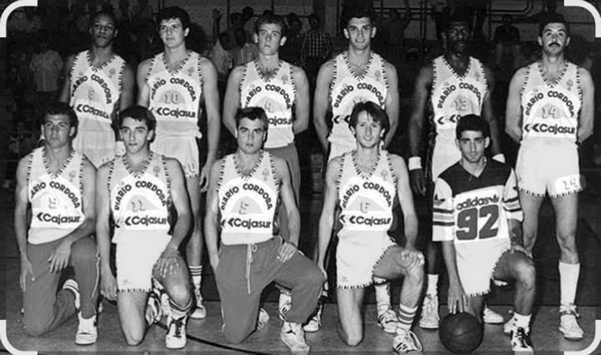 Pablo Orozco, segunda izquierda agachado, con el Diario Córdoba Cajasur en la temporada 87-88.