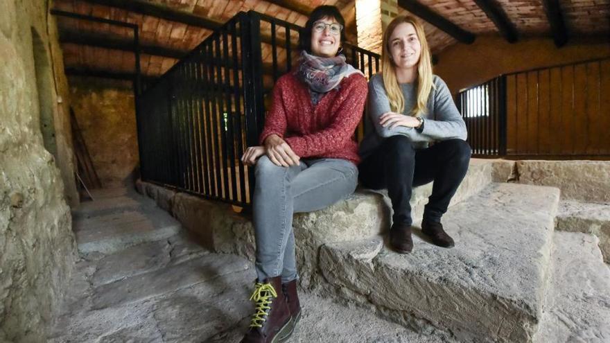 Per l&#039;esquerra, Mireia Vila i Eva Farré, a la Casa de la Culla de Manresa, seu de la DO Pla de Bages