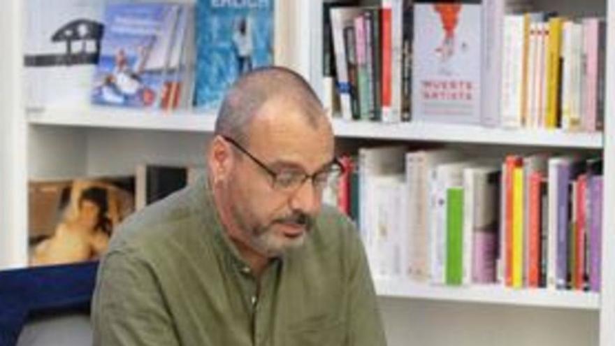 El poeta Pedro Flores en la Librería Agapea. | | LP/DLP