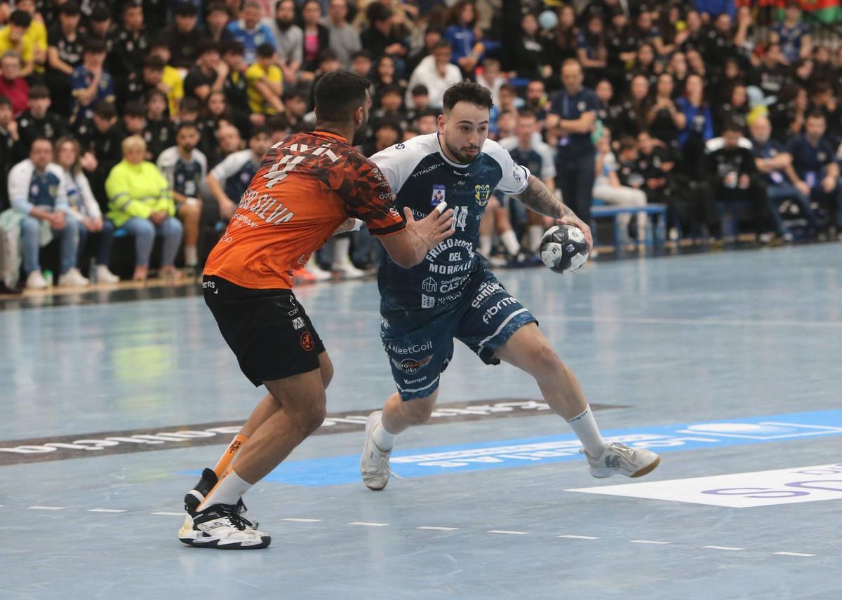 Martín Gayo en una acción ofensiva del duelo entre el Frigoríficos del Morrazo y el Torrelavega.