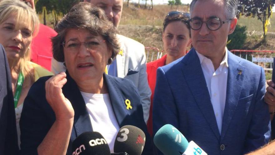 Ana Gomes, atenent els mitjans de comunicació a la sortida de Lledoners