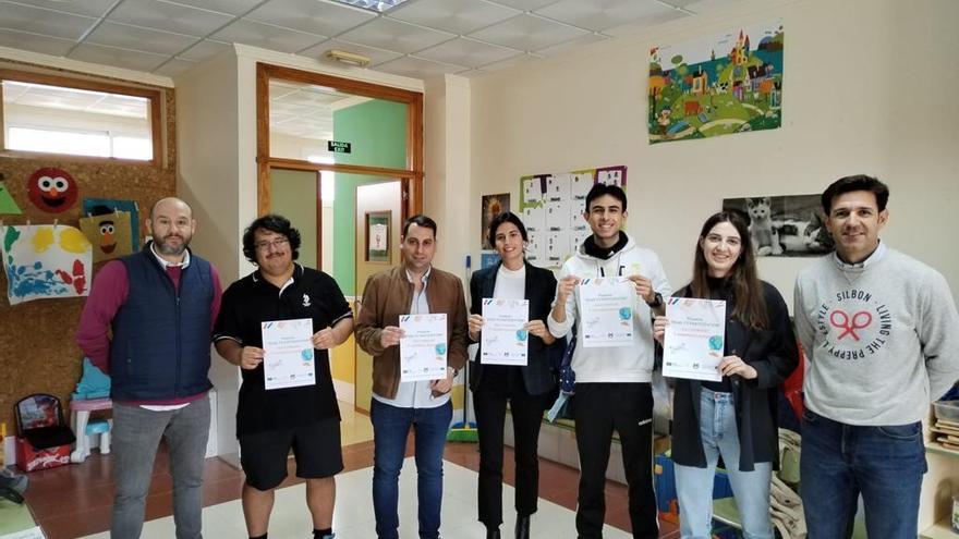 Jesús López y Carmen María Arcos, durante la visita que han realizado a los voluntarios.