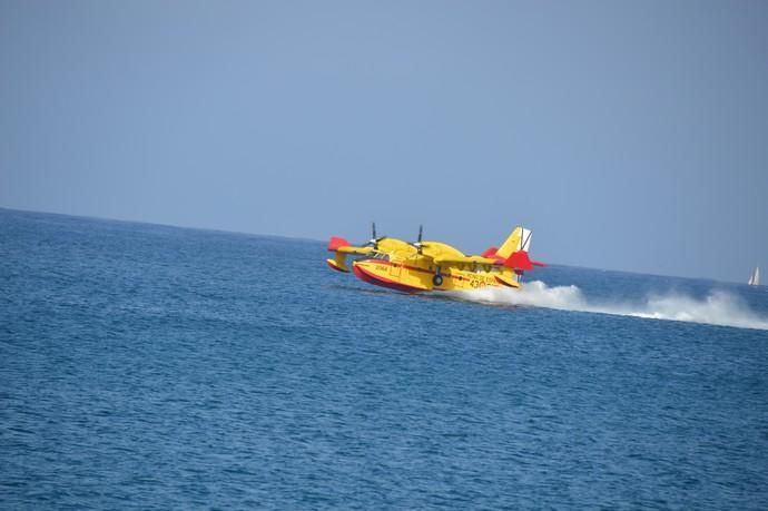 Los hidroaviones cargan agua en el Puerto de Las Palmas - Incendio Gran Canaria 2019