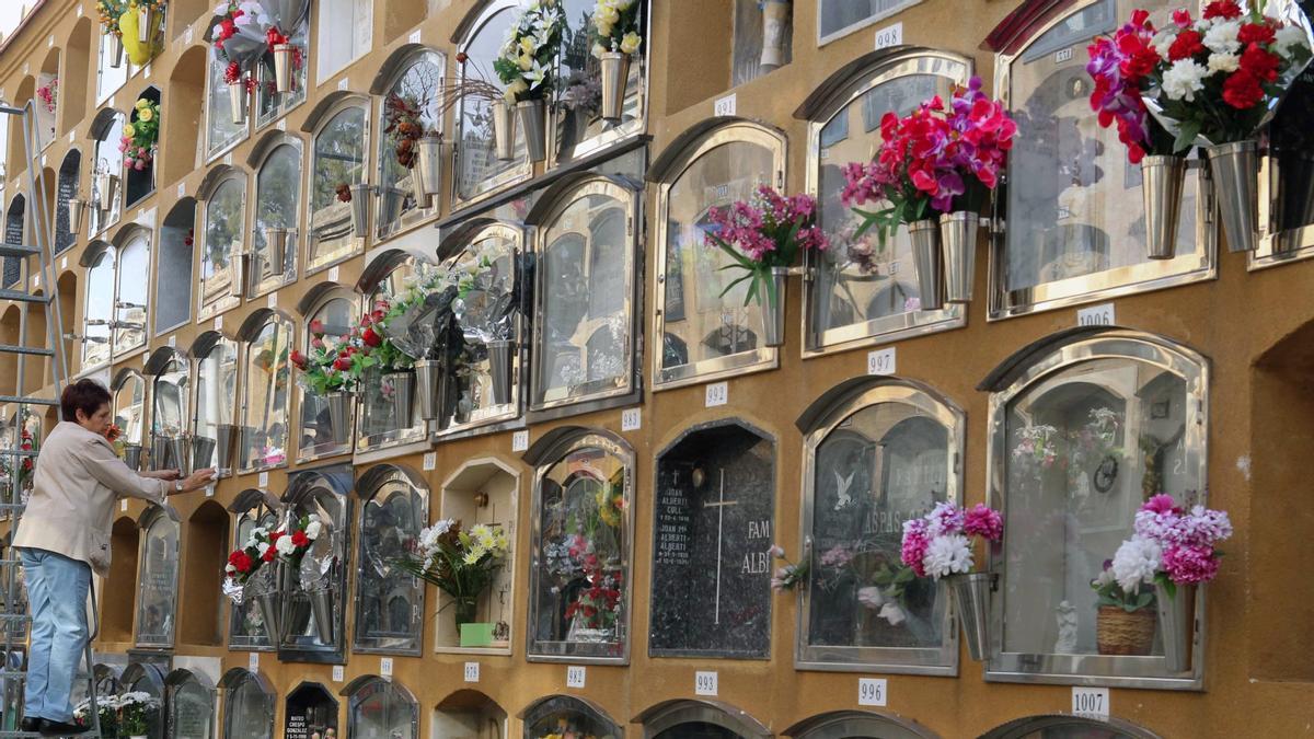 Una mujer durante su visita al cementerio de Les Corts de Barcelona con motivo de la festividad de Todos los Santos