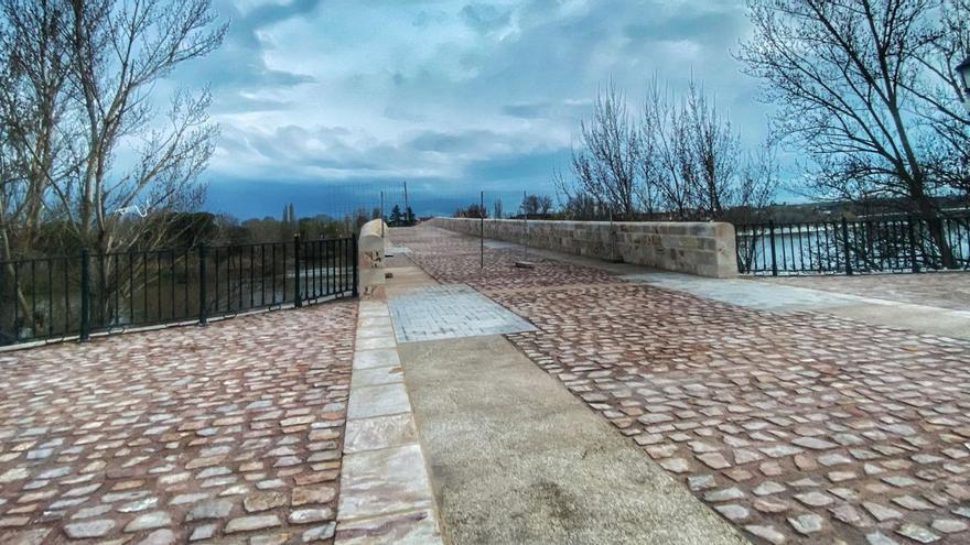 Entrada al Puente de Piedra desde los Barrios Bajos, con la rehabilitación concluida. | ALBA PRIETO