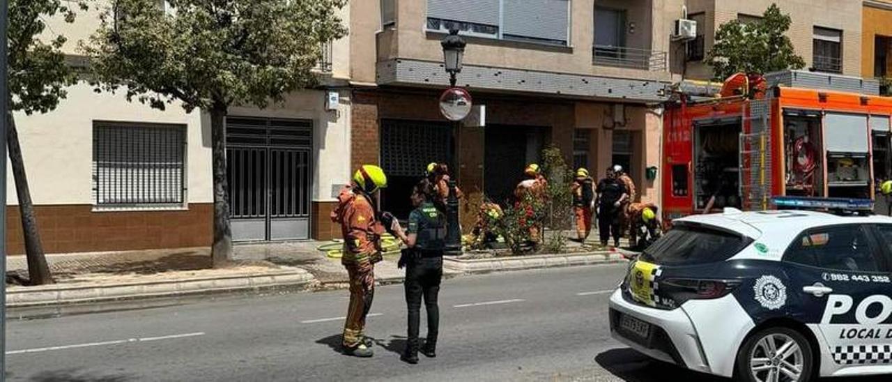 Un incendio en un bajo comercial obliga a desalojar varias viviendas en Alberic