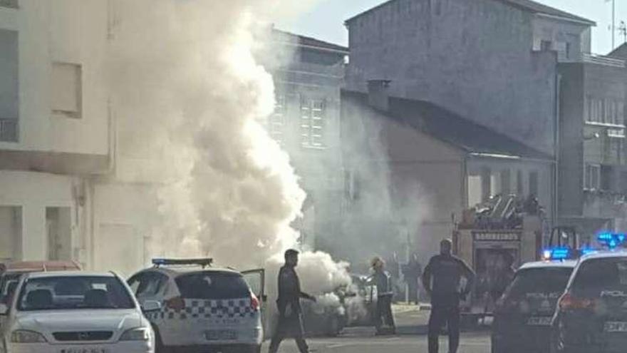 El Ford Ka se incendió en la zona del puerto vilaxoanés. // Cedida