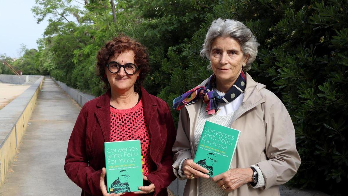 Judit Junyent i Maria Enrich, amb el llibre sobre Feliu Formosa