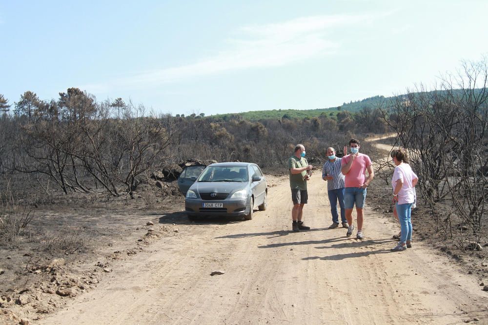 Vecinos, ayer, en torno al dolmen de 'Medoña', en Moreiras, que el fuego ha hecho más visible.