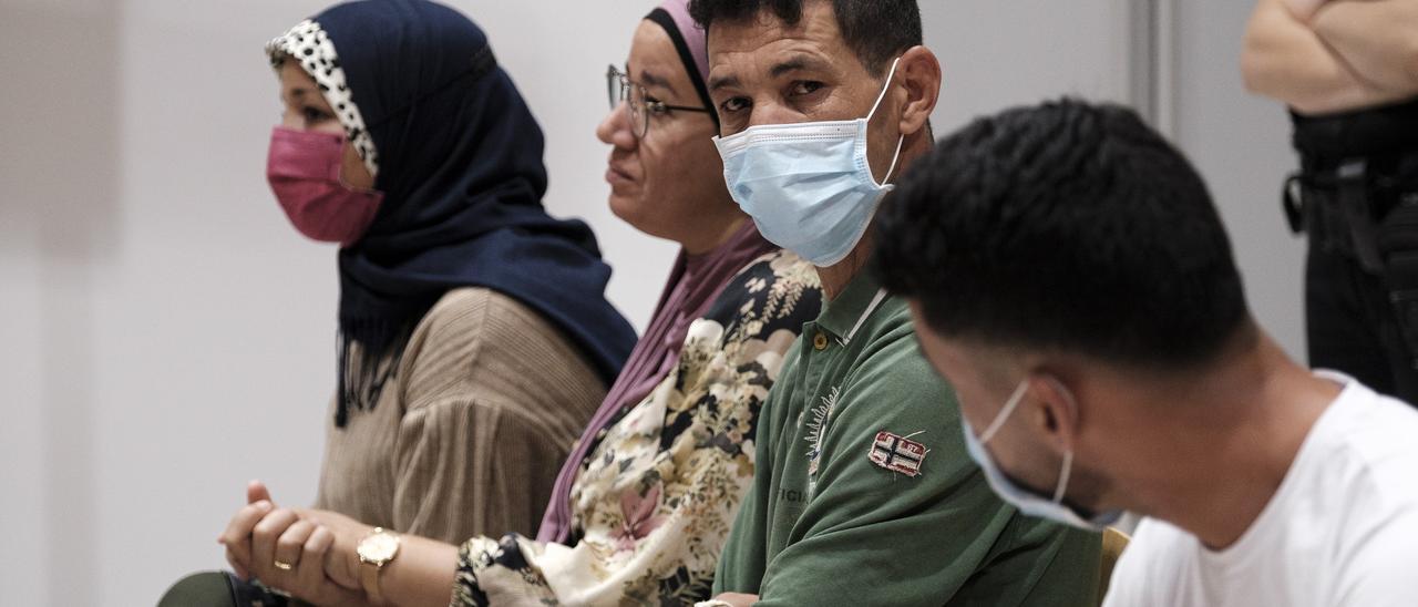 Los tres condenados por traficar con migrantes acompañados de la intérprete de árabe, este martes durante el juicio