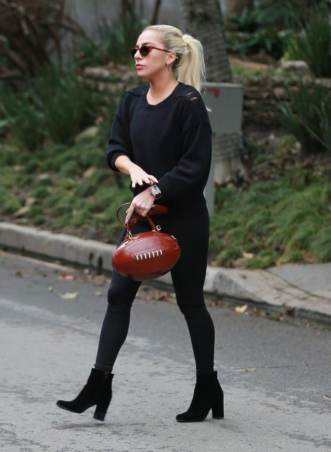 Lady Gaga con total 'look' negro y bolso con forma de balón de futbol americano