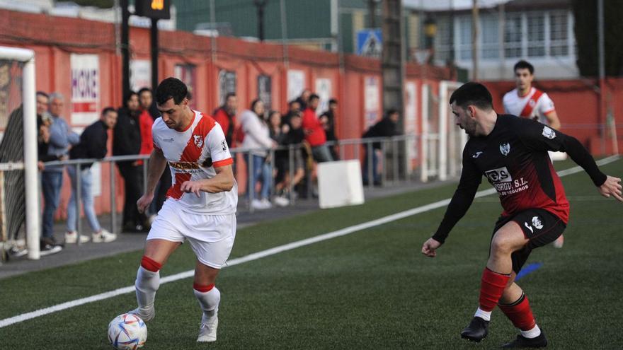 Un lance del Silleda-Vea disputado en el Campo de Fútbol Outeiriño-Joselu Mato. |  // BERNABÉ/JAVIER LALÍN