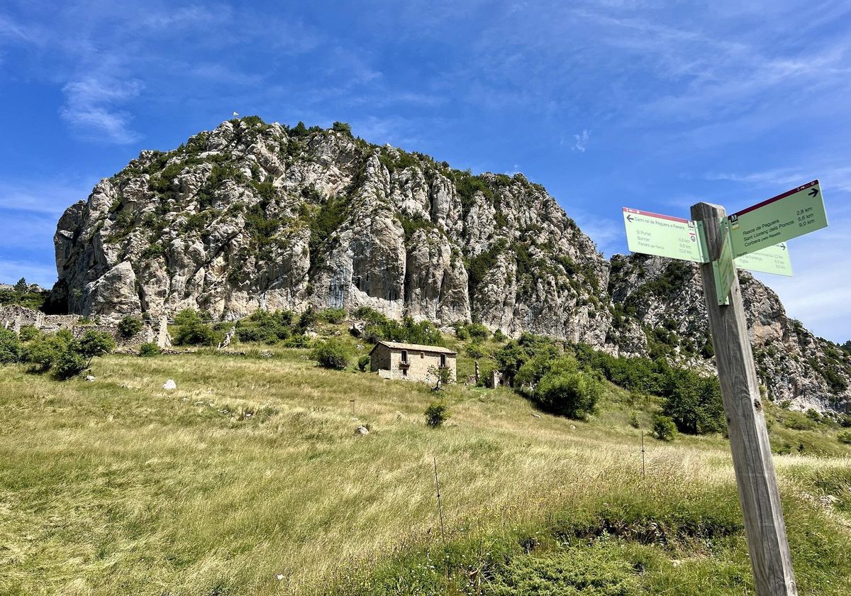 Peguera és un poble deshabitat, amb moltes cases en estat ruïnós, a 1.600 metres d'alçada