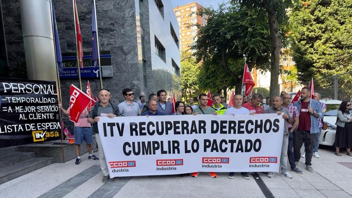 Trabajadores de ITVASA, en una de las dos concentraciones convocadas.