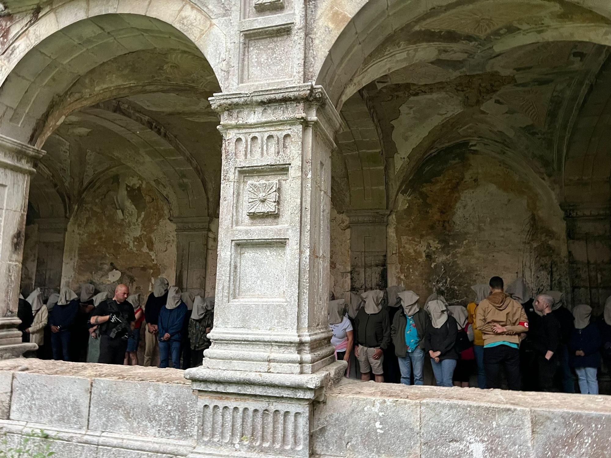 En imágenes: Así fue "Redención", la primera función de teatro inmersivo que se celebra en el monasterio de Cornellana