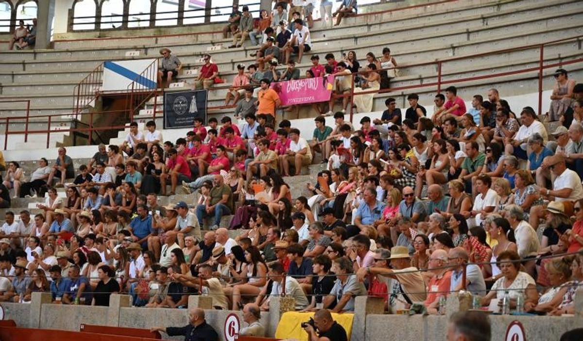 Asistentes a la becerrada de ayer en el coso de San Roque. | RAFA VÁZQUEZ