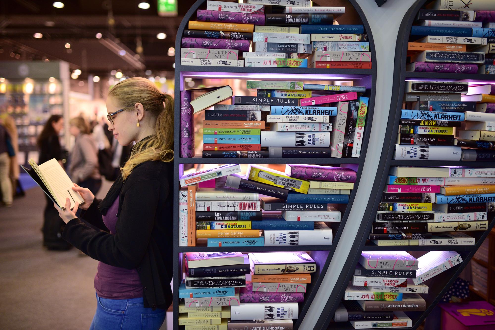 Mujer leyendo un libro