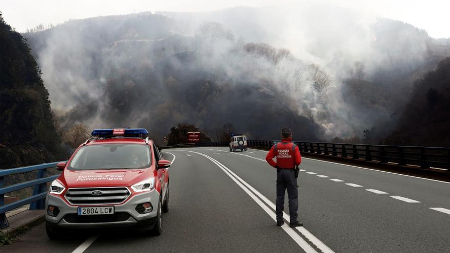 Bomberos en la zona de la localidad de Bera, en Navarra.