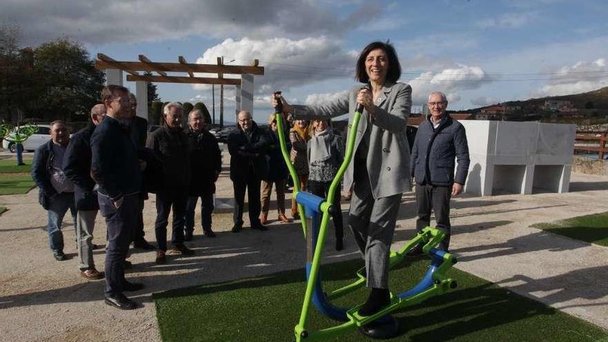 La conselleira probó algunos de los juegos saludables instalados en el nuevo parque. // FdV